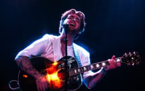 Alex Warren performing, 2023 — by Mike M. Cohen