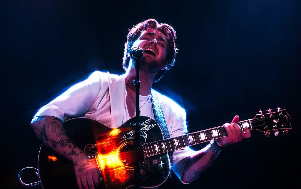 Alex Warren performing, 2023 — by Mike M. Cohen